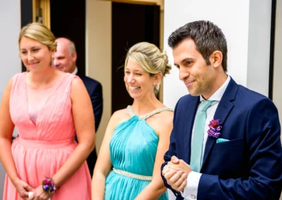 Gäste lächeln bei einer Hochzeit in Schloss Hohenkammer. Hochzeitsreportage und Trauung mit fröhlicher Stimmung.