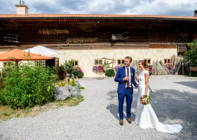 Brautpaar im Hasenohrlhof in Geitau bei Bayrischzell genießt den Hochzeitstag unter freiem Himmel.
