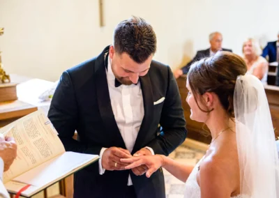 Kirchliche Hochzeit in der alten Dorfkirche St. Martin Germering nahe Muenchen, Ringtausch des Brautpaares.