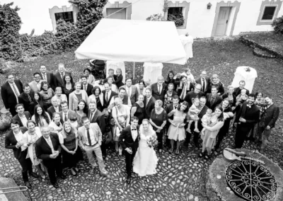 Hochzeitsgesellschaft im Freien bei Schloss Pertenstein; festliche Stimmung bei der Trauung im Chiemgau.