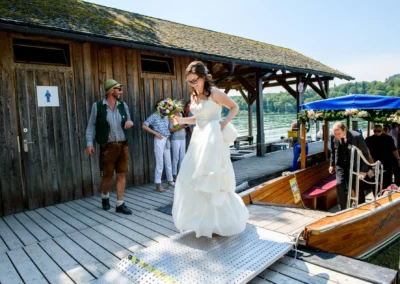 Brautpaar auf der Roseninsel Starnberger See, Hochzeitsfotografie am Steg, romantisches Shooting mit Boot.