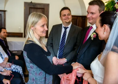 Hochzeit in Seefeld: Brautpaar bei Trauung im Schloss, Reportage westlich von Muenchen, nahe dem Pilsensee.