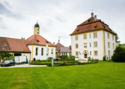 Hochzeitslocation Schloss Aufhausen, historische Gebaeude und Garten, ideal fuer Trauung in der Naehe von Erding.