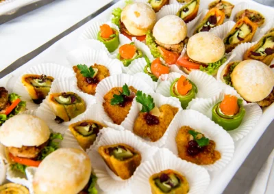Elegante Hochzeit-Canapes bei Feier im Schloss Pertenstein, ideal fuer Trauungsreportagen im Chiemgau.