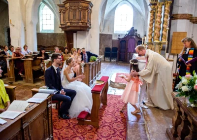 Trauung in einer Kirche mit Brautpaar und Gaesten, ein Moment voller Freude und Glueck.