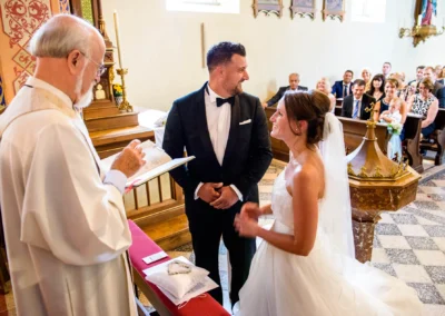 Brautpaar bei der kirchlichen Hochzeit in der alten Dorfkirche St. Martin in Germering nah bei Muenchen.