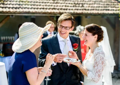 Hochzeitspaar und Gast lachend bei einer Trauung im Schloss Amerang, Hochzeitsreportage im Chiemgau.