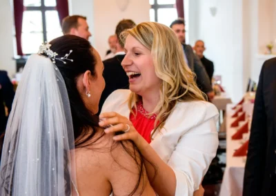 Hochzeitsreportage: Freude und Lachen der Gaeste bei der Trauung in Schloss Seefeld, westlich von Muenchen.