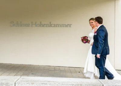 Brautpaar bei der Trauung auf Schloss Hohenkammer, Hochzeitsfotos von einem erfahrenen Hochzeitsfotografen.
