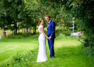 Brautpaar beim Fotoshooting im Hasenoehrlhof, Geitau bei Bayrischzell, idyllischer Hintergrund.