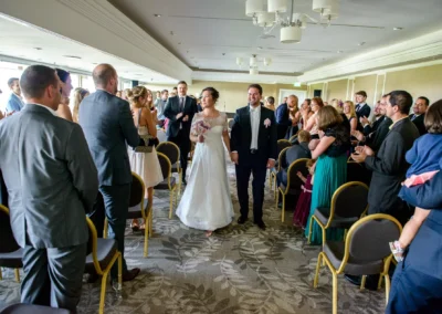 Brautpaar bei Hochzeitsfeier im Hilton Tucherpark, München. Gäste applaudieren, Hochzeit, Trauung, Reportage.