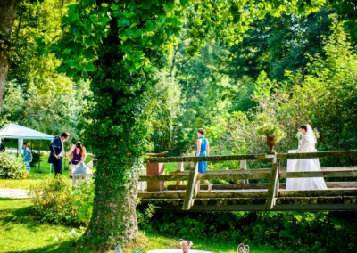 Brautstrauss und Trauung im Freien, Hochzeit im Schloss Amerang, romantische Hochzeitsreportage im Gruenen.