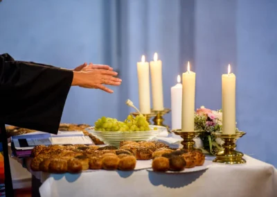 Hochzeitstrauung mit Kerzen und Brot auf der Fraueninsel.