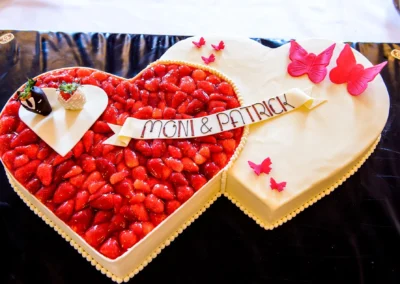 Herz-Hochzeitstorte mit Erdbeeren und Schriftzug in Schloss Seefeld, Hochzeitsreportage, westlich von Muenchen.