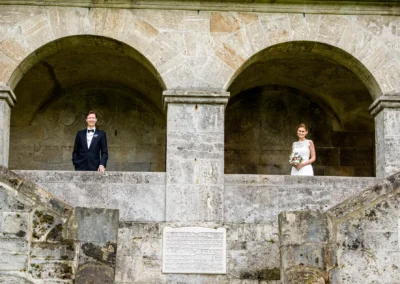 Brautpaar bei Hochzeit in historischer Kulisse am Starnberger See, Hochzeitsreportage von Starnberg.