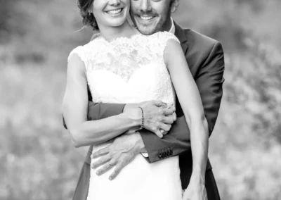 Brautpaar shooting am Hasenoehrlhof in Geitau, Bayrischzell – romantische Hochzeitsszene im Freien.