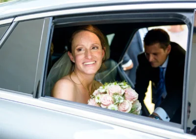 Braut im Auto bei kirchlicher Hochzeit in der St. Martin Kirche, Germering, nahe Muenchen.