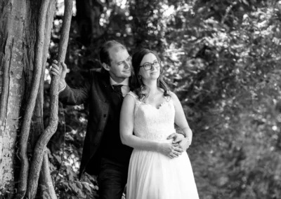 Brautpaar-Shooting auf der Roseninsel am Starnberger See, umgeben von malerischer Natur, romantische Hochzeitsmomente.