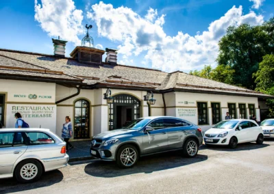 Abendliche Hochzeitsfeier im Seehaus Schreyegg, Stegen am Ammersee, stilvolle Location mit Autos und Gästen.