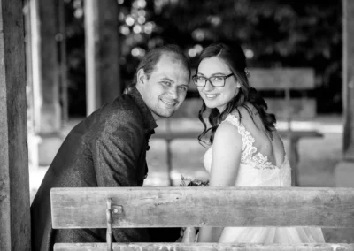 Brautpaar bei einem Hochzeitsshooting auf der Roseninsel im Starnberger See, romantische Kulisse und Laecheln.
