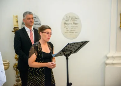Sängerin bei Hochzeitszeremonie in Aufhausen vor Notenständer, Trauung im Schloss Aufhausen nahe Erding.