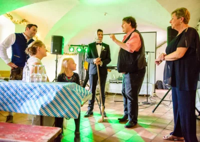 Hochzeitsfeier mit Unterhaltung im Schloss Pertenstein, Traunreut. Hochzeitsreportage im Chiemgau.