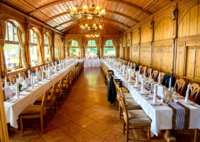 Elegante abendliche Hochzeitstafel im Seehaus Schreyegg, Inning am Ammersee, mit festlicher Dekoration.