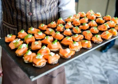 Hochzeitsfeier mit Lachs-Häppchen im Hilton im Tucherpark, München. Catering bei der Trauung in Bogenhausen.