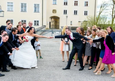 Brautpaar und Gaeste beim Hochzeitsspiel vor Schloss Seefeld, westlich von Muenchen. Hochzeitsreportage.