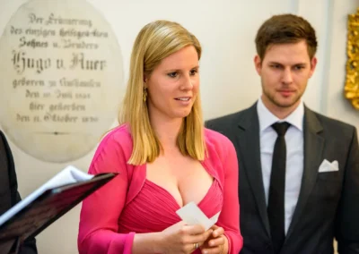 Hochzeit in Aufhausen: Zwei Personen in eleganter Kleidung bei einer Trauung, Hochzeitsreportage im Schloss.