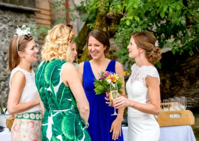 Geselliger Moment auf einer Hochzeit im Hasenohrlhof Geitau, Brautgespraech mit Freundinnen.
