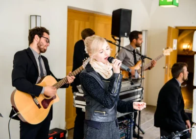 Hochzeit auf Schloss Hohenkammer mit Live-Band und Saengerin, fotografiert von Hochzeitsreportage-Experten.
