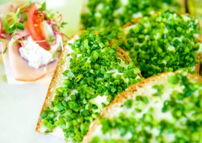 Snacks mit Schnittlauch auf Brot, serviert bei einer Hochzeitsfeier am Ammersee im Seehaus Schreyegg.