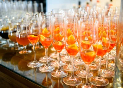 Hochzeitsaufnahmen im Schloss Amerang, Champagnerglaeser mit Orangenstuecken, stilvolle Trauung im Chiemgau.
