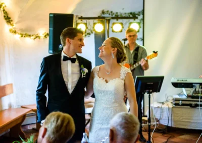 Brautpaar bei der Hochzeitsfeier mit Live-Musik im Schloss Pertenstein. Hochzeit in Traunreut im Chiemgau.