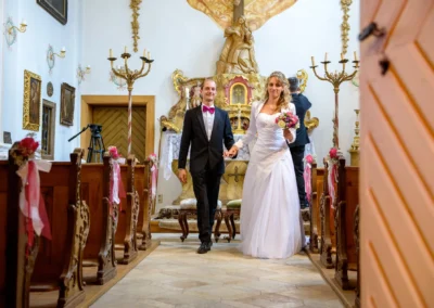Brautpaar beim Auszug aus der Kirche in Schloss Aufhausen. Hochzeit in festlicher Umgebung nahe Erding.