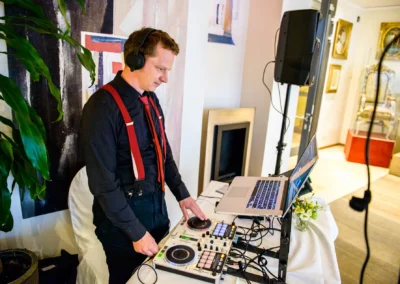 DJ bei Hochzeit in Berg am Starnberger See, DJ-Pult und Laptop, Teil der Hochzeitsreportage.