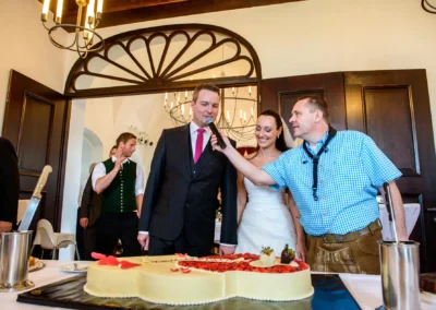 Hochzeitspaar bei der Ansprache mit Mikrofon und Torte in Schloss Seefeld nahe Pilsensee fotografiert.