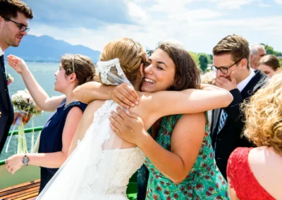 Hochzeit am Chiemsee: Freudige Umarmungen und strahlende Gesichter beim Fest im Hotel Aiterbach.