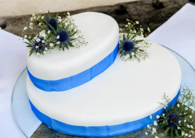 Herz-Hochzeitstorte mit blauem Band und Blumen, Hasenoehrlhof Geitau Hochzeit bei Bayrischzell.