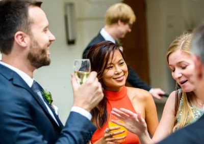 Gaste feiern bei einer Hochzeit auf Schloss Hohenkammer, eleganter Empfang, Hochzeitsfotografie, Trauung.