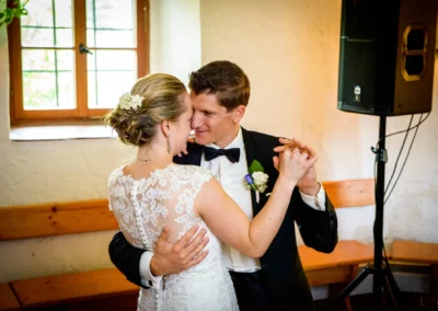 Brautpaar tanzt innig bei Hochzeit im Schloss Pertenstein, Chiemgau. Hochzeitsreportage voller Emotionen.