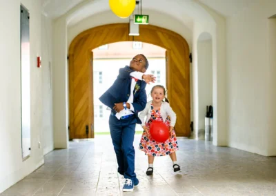 Kinder spielen mit Ballons bei Hochzeit auf Schloss Hohenkammer. Teil einer lebendigen Hochzeitsreportage.