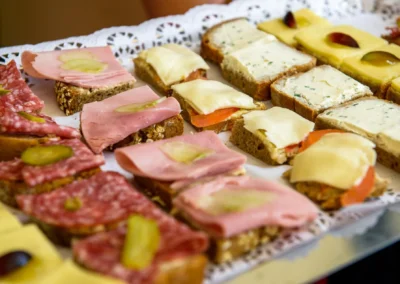 Hochzeit Aufhausen: Ein Tablett mit belegten Broten zur Trauung mit Kaese, Wurst und Schinken.
