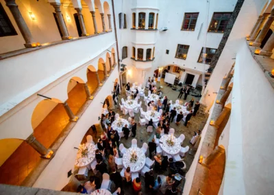 Hochzeitsfeier im Innenhof von Schloss Amerang, elegante Tische und Gaeste, festliche Trauung im Chiemgau.
