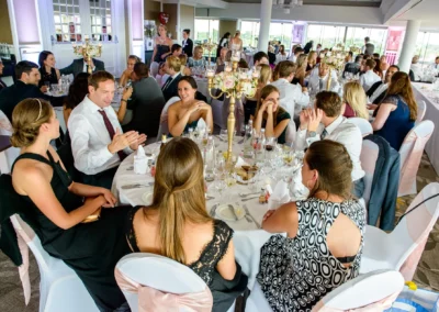 Hochzeitsfeier in Muenchen im Hilton Tucherpark mit Gaesten am festlich gedeckten Tisch, elegante Atmosphaere.