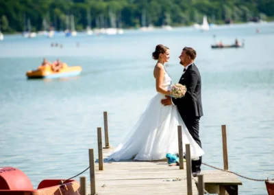 Brautpaar bei Hochzeit am Ammersee-Steg, romantische Feier im Seehaus Schreyegg, Stegen.