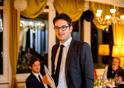 Hochzeitsreportage bei Trauung in Starnberg: Mann im Anzug haelt Rede bei eleganter Feier.