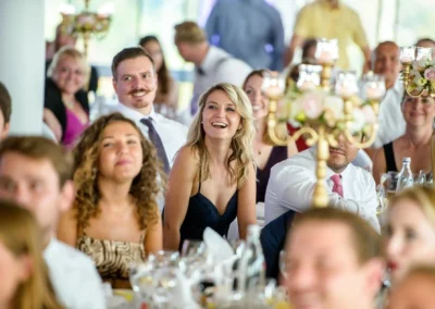 Gäste lachen auf einer Hochzeitsfeier in München, fröhliche Stimmung bei der Trauung im Hilton im Tucherpark.