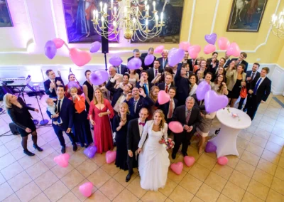 Hochzeitsgesellschaft in Schloss Aufhausen mit Herzballons, aufgenommen als Teil einer Hochzeitsreportage.